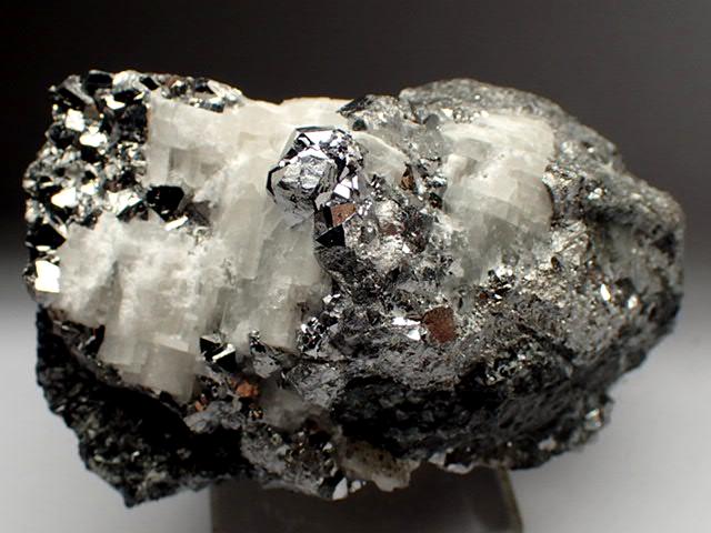 標 本 名 カロール鉱 / 方解石