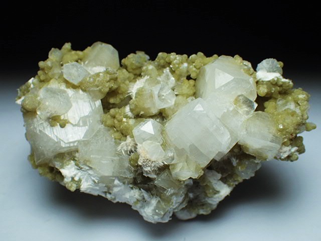 ギロル石 Gyrolite